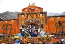 बदरीनाथ धाम के खुले कपाट, मोदी के नाम से हुई पहली पूजा