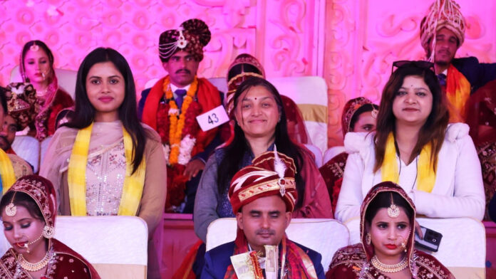 52 जोड़ों ने लिए एक साथ लिए फेरे 52 जोड़ों ने लिए एक साथ लिए फेरे