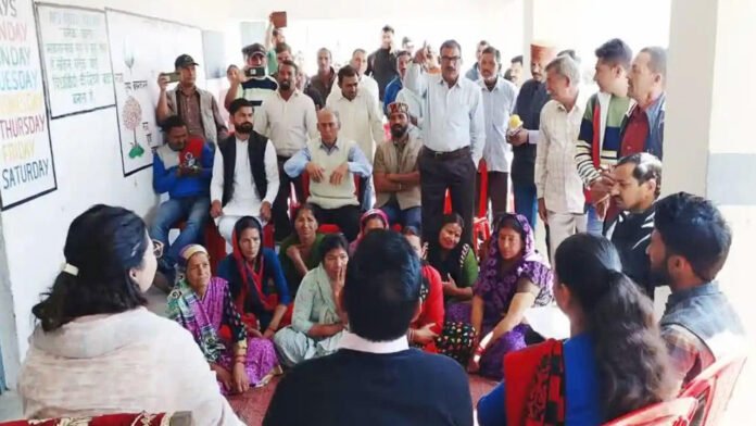 ग्रामीणों के चुनाव बहिष्कार से बढ़ी प्रशासन की मुश्किलें