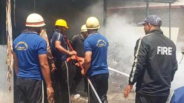 गैस पाइप फटने से रेस्टोरेंट में लगी आग, चार बाईक जलकर स्वाह