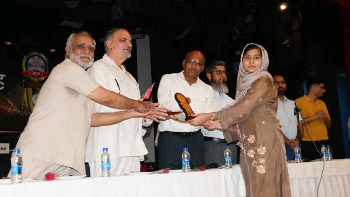 दायित्व फाउंडेशन ने किया मेधावी छात्रों को सम्मानित दायित्व फाउंडेशन ने किया मेधावी छात्रों को सम्मानित