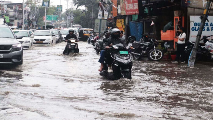 उत्तराखण्ड में लगातार हो रही बारिश बनी आफत उत्तराखण्ड में लगातार हो रही बारिश बनी आफत
