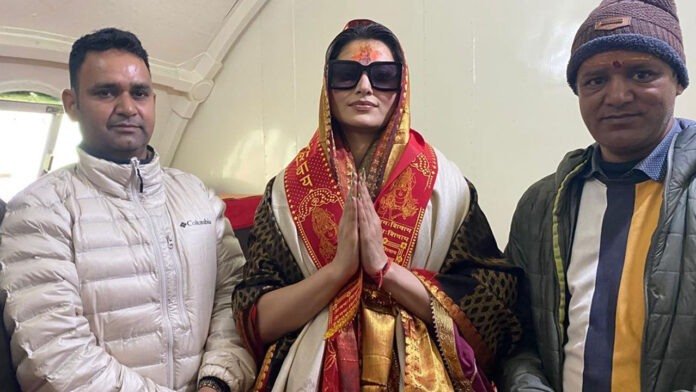 बद्रीनाथ-केदारनाथ दर्शन को पहुंची बॉलीवुड अभिनेत्री उर्वशी रौतेला बद्रीनाथ-केदारनाथ दर्शन को पहुंची बॉलीवुड अभिनेत्री उर्वशी रौतेला