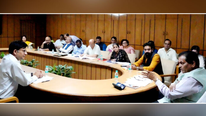 परिसंपत्तियों को लेकर पुनर्गठन से जुड़े हुए विभागों के अधिकारियों की मंत्री प्रेमचंद अग्रवाल ने ली बैठक परिसंपत्तियों को लेकर पुनर्गठन से जुड़े हुए विभागों के अधिकारियों की मंत्री प्रेमचंद अग्रवाल ने ली बैठक