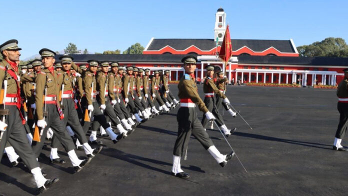 भारतीय सेना को मिले 456 नए सैन्य अफसर, 35 विदेशी कैडेट्स भी हुए पास आउट भारतीय सेना को मिले 456 नए सैन्य अफसर, 35 विदेशी कैडेट्स भी हुए पास आउट