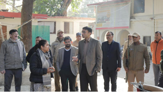 डीएम ने किया लेटर मॉनिटरिंग सिस्टम कक्ष एवं पंचास्थानि का निरीक्षण डीएम ने किया लेटर मॉनिटरिंग सिस्टम कक्ष एवं पंचास्थानि का निरीक्षण