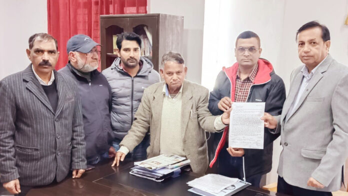 संयुक्त विपक्ष ने चुनाव आयुक्त से की शिकायत संयुक्त विपक्ष ने चुनाव आयुक्त से की शिकायत