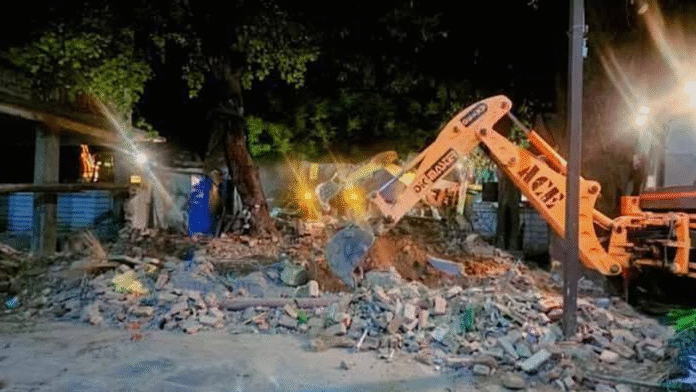 वर्षों पुरानी मजार पर चला धामी का बुलडोजर वर्षों पुरानी मजार पर चला धामी का बुलडोजर