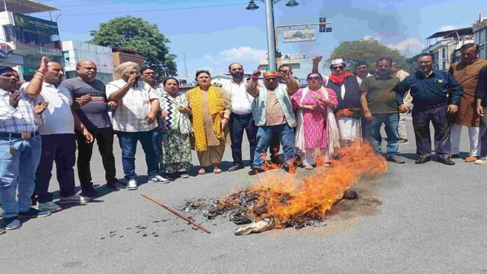 बढ़ती महंगाई के खिलाफ कांग्रेस ने प्रदर्शन कर भाजपा सरकार का पुतला फूंका बढ़ती महंगाई के खिलाफ कांग्रेस ने प्रदर्शन कर भाजपा सरकार का पुतला फूंका