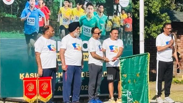 अभिनेता राहुल बोस ने कासिगा स्कूल में कैंसर जागरूकता रन को हरी झंडी दिखाई अभिनेता राहुल बोस ने कासिगा स्कूल में कैंसर जागरूकता रन को हरी झंडी दिखाई