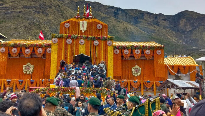 विश्वप्रसिद्ध बदरीनाथ धाम के कपाट खुले विश्वप्रसिद्ध बदरीनाथ धाम के कपाट खुले