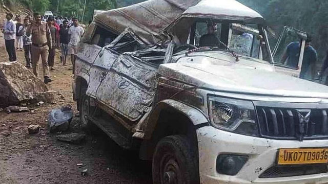 पहाड़ी से गिरे पत्थरों की चपेट में आया वाहन, दो की मौत पहाड़ी से गिरे पत्थरों की चपेट में आया वाहन, दो की मौत