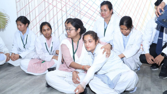 सुभारती के छात्रों ने सीखे नागरिक सुरक्षा के गुर सुभारती के छात्रों ने सीखे नागरिक सुरक्षा के गुर