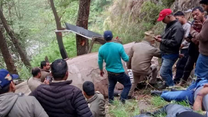 उत्तरकाशी के हेलीकॉप्टर क्रेश, छह लोगों की मौत, एक घायल उत्तरकाशी के हेलीकॉप्टर क्रेश, छह लोगों की मौत, एक घायल