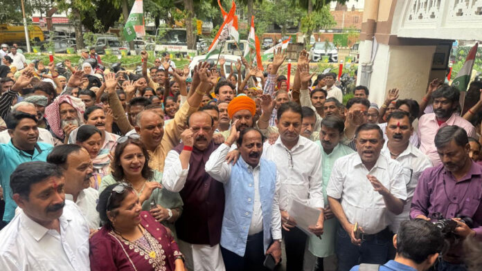 मलिन बस्तियों की समस्याओं को लेकर कांग्रेस ने किया नगर निगम का घेराव मलिन बस्तियों की समस्याओं को लेकर कांग्रेस ने किया नगर निगम का घेराव