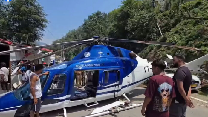 सड़क पर ही हेलीकॉप्टर की इमरजेंसी लैंडिंग सड़क पर ही हेलीकॉप्टर की इमरजेंसी लैंडिंग