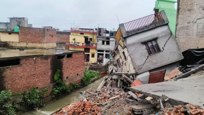 भारी बारिश के कारण दो मकान जमींदोज भारी बारिश के कारण दो मकान जमींदोज