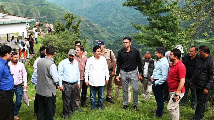 चकराता में बुनियादी सुविधाओं को जल्द दुरूस्त किया जाएगा : डीएम चकराता में बुनियादी सुविधाओं को जल्द दुरूस्त किया जाएगा : डीएम