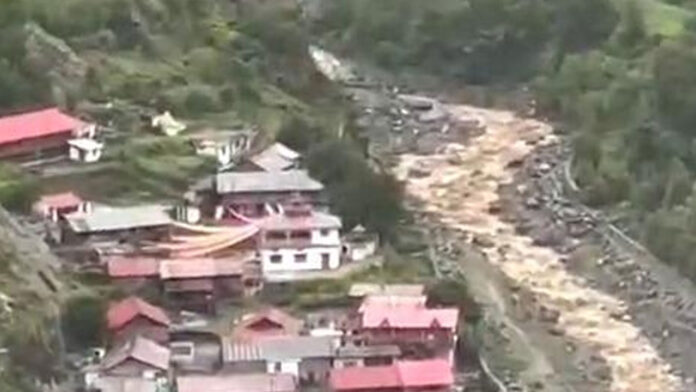 धराली में 25 फीट मलबा, रेस्क्यू में अड़चन बना मौसम धराली में 25 फीट मलबा, रेस्क्यू में अड़चन बना मौसम