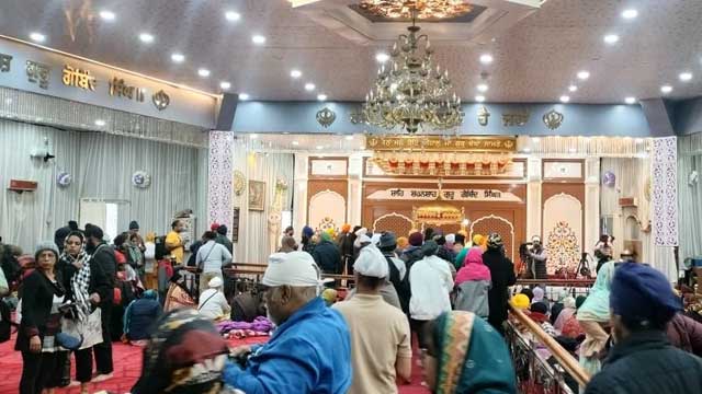 आपदा के बावजूद श्री हेमकुंट साहिब में दर्शन के लिए बड़ी संख्या में पहुंच रहे श्रद्धालु आपदा के बावजूद श्री हेमकुंट साहिब में दर्शन के लिए बड़ी संख्या में पहुंच रहे श्रद्धालु