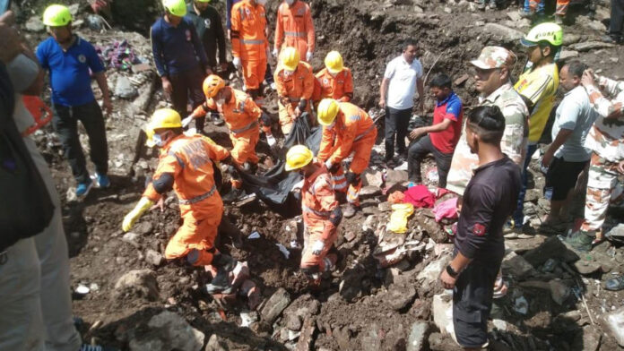 मलबे में दबकर मां और बच्चों की मौत, मां के सीने से लिपटे मिले बच्चे मलबे में दबकर मां और बच्चों की मौत, मां के सीने से लिपटे मिले बच्चे