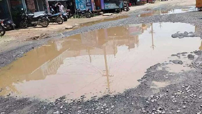 खस्ताहाल भारतीय सड़कें और अवैध निर्माण – अर्थव्यवस्था को पहुँच रहा भारी नुकसान खस्ताहाल भारतीय सड़कें और अवैध निर्माण – अर्थव्यवस्था को पहुँच रहा भारी नुकसान
