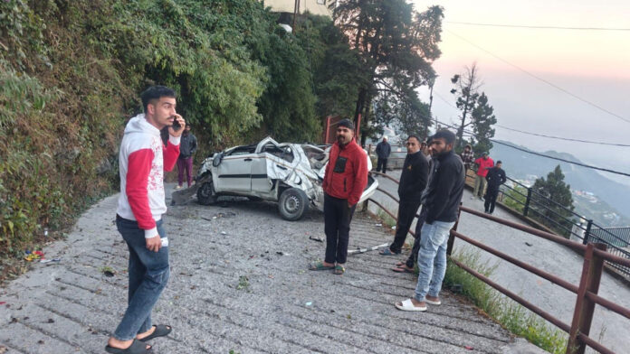 अनियंत्रित होकर खाई में गिरी कार, बाल-बाल बचा चालक अनियंत्रित होकर खाई में गिरी कार, बाल-बाल बचा चालक