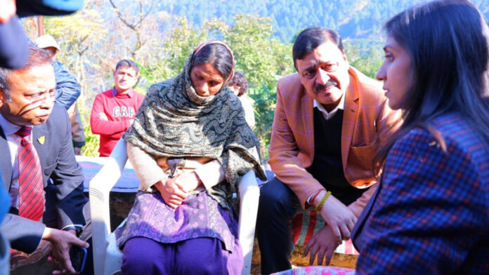 प्रमुख सचिव ने आदमखोर गुलदार व भालू से निजात का दिलाया भरोसा प्रमुख सचिव ने आदमखोर गुलदार व भालू से निजात का दिलाया भरोसा