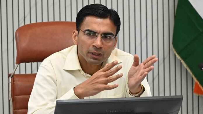 डीएम का कड़ा एक्शन, अवैध वसूली की शिकायत पर पटवारी निलंबित डीएम का कड़ा एक्शन, अवैध वसूली की शिकायत पर पटवारी निलंबित