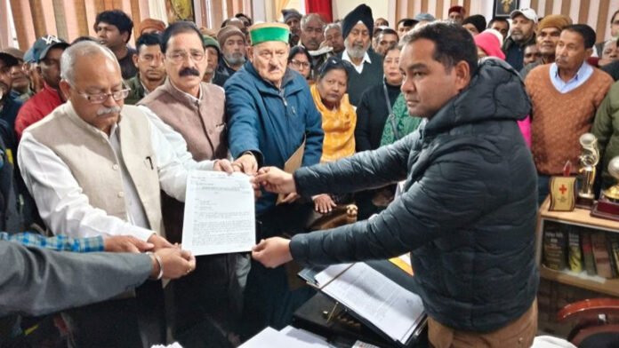 ध्वस्त कानून व्यवस्था को लेकर एडीजी मुरुगेशन के खिलाफ मोर्चा ने बोला हल्ला ध्वस्त कानून व्यवस्था को लेकर एडीजी मुरुगेशन के खिलाफ मोर्चा ने बोला हल्ला