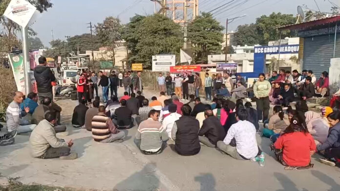 प्रारंभिक शिक्षा निदेशक मारपीट प्रकरण, विधायक की गिरफ्तारी को लेकर निदेशालय पर प्रदर्शन प्रारंभिक शिक्षा निदेशक मारपीट प्रकरण, विधायक की गिरफ्तारी को लेकर निदेशालय पर प्रदर्शन