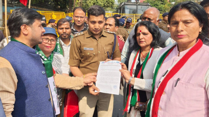 यूकेडी ने किया पुलिस मुख्यालय का घेराव यूकेडी ने किया पुलिस मुख्यालय का घेराव