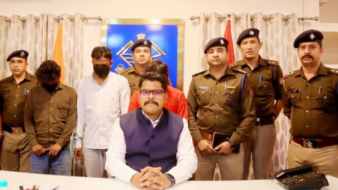 महिला गैंगरेप मामला : तीन आरोपी गिरफ्तार महिला गैंगरेप मामला : तीन आरोपी गिरफ्तार