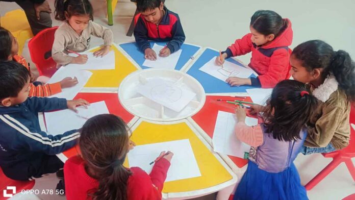 जिलाधिकारी के प्रयासों से मुख्यधारा से जुड़ने लगा सड़कों पर बिखरा बचपन जिलाधिकारी के प्रयासों से मुख्यधारा से जुड़ने लगा सड़कों पर बिखरा बचपन