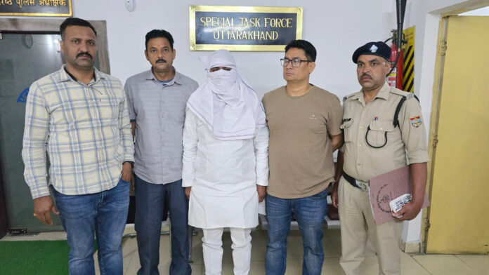 फर्जी शस्त्र लाइसेंस का भंडाफोड़, एसटीएफ जांच में बड़ा खुलासा फर्जी शस्त्र लाइसेंस का भंडाफोड़, एसटीएफ जांच में बड़ा खुलासा