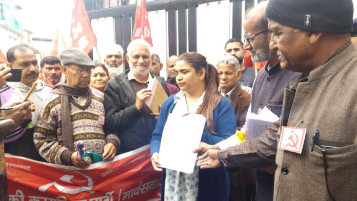 दून में सीपीआई एम ने किया जोरदार प्रदर्शन दून में सीपीआई एम ने किया जोरदार प्रदर्शन