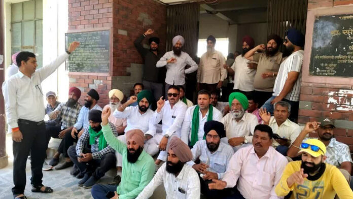 गेहूं की खरीद शुरू ना होने से किसानों में भारी आक्रोश, उग्र आंदोलन की दी चेतावनी गेहूं की खरीद शुरू ना होने से किसानों में भारी आक्रोश, उग्र आंदोलन की दी चेतावनी