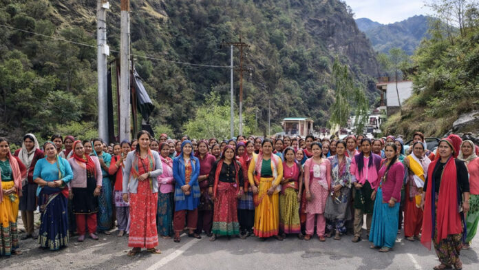 केदारघाटी में अवैध शराब के खिलाफ फूटा महिलाओं का गुस्सा केदारघाटी में अवैध शराब के खिलाफ फूटा महिलाओं का गुस्सा