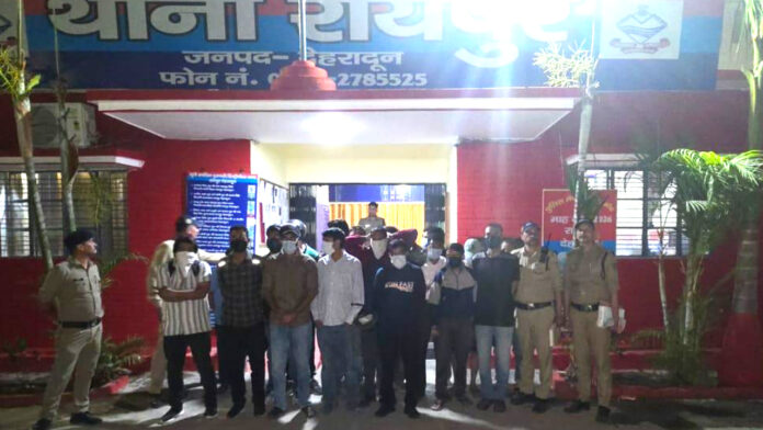 पुलिस ने शुरू किया ‘ऑपरेशन नाईट स्ट्राइक’, कई गिरफ्तार पुलिस ने शुरू किया ‘ऑपरेशन नाईट स्ट्राइक’, कई गिरफ्तार