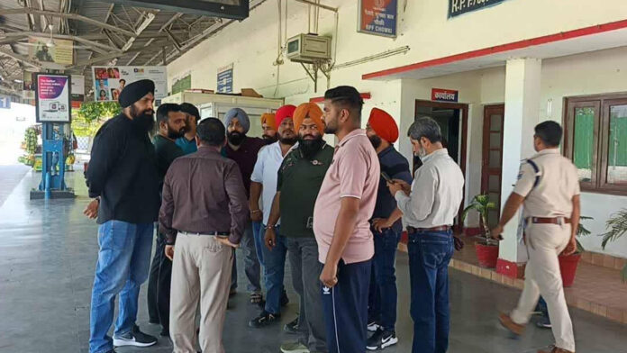 संपर्क क्रांति ट्रेन में पिस्टल की नोक पर 7 लाख की लूट संपर्क क्रांति ट्रेन में पिस्टल की नोक पर 7 लाख की लूट