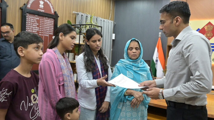 असहाय विधवा को बड़ी राहत: डीएम ने माफ कराया बैंक ऋण, बच्चों की शिक्षा का भी उठाया जिम्मा असहाय विधवा को बड़ी राहत: डीएम ने माफ कराया बैंक ऋण, बच्चों की शिक्षा का भी उठाया जिम्मा