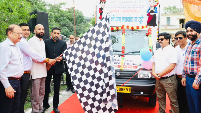 डीएम ने रवाना किया मतदाता जागरूकता रथ डीएम ने रवाना किया मतदाता जागरूकता रथ