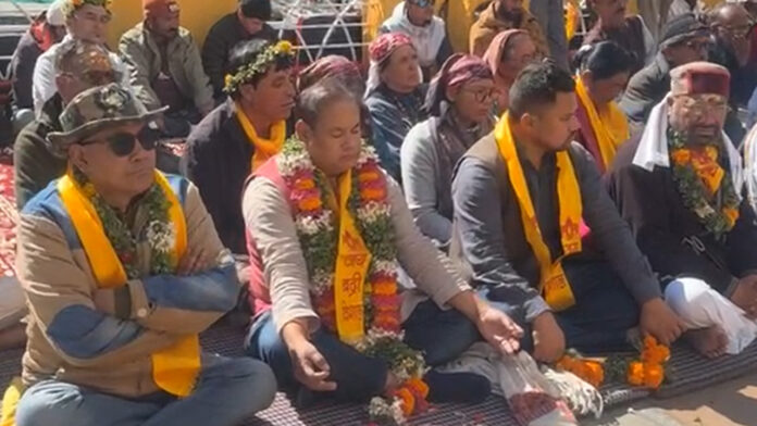 बदरीनाथ धाम में कथित चढ़ावा चोरी के खिलाफ विधायक बुटोला का मौन व्रत बदरीनाथ धाम में कथित चढ़ावा चोरी के खिलाफ विधायक बुटोला का मौन व्रत