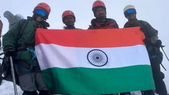 तीन एनसीसी कैडेटों ने माउंट देव टिब्बा में लहराया तिरंगा तीन एनसीसी कैडेटों ने माउंट देव टिब्बा में लहराया तिरंगा