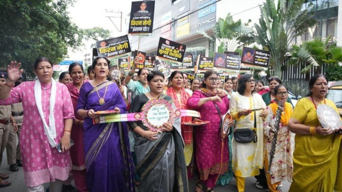 रक्षाबंधन पर न्याय की राखियां लेकर सीएम आवास पहुंचीं महिलाएं रक्षाबंधन पर न्याय की राखियां लेकर सीएम आवास पहुंचीं महिलाएं