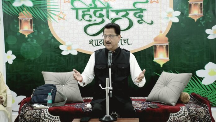 मुशायरे में शायरों ने बांधा समां मुशायरे में शायरों ने बांधा समां