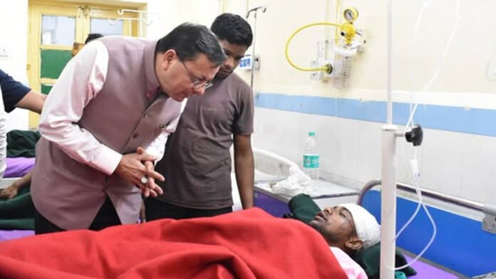 अस्पताल में घायल श्रमिकों से मिले मुख्यमंत्री धामी