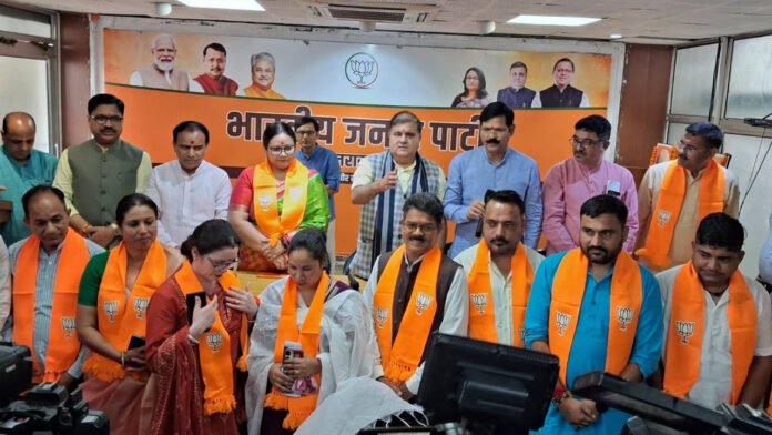 श्रीनगर की निर्दलीय मेयर के साथ 10 पार्षद भाजपा में शामिल श्रीनगर की निर्दलीय मेयर के साथ 10 पार्षद भाजपा में शामिल