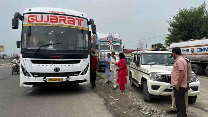 लग्जरी-स्लीपर बसों पर आरटीओ का छापा, गड़बड़ी मिलने पर 16 बसें सीज, 185 का चालान लग्जरी-स्लीपर बसों पर आरटीओ का छापा, गड़बड़ी मिलने पर 16 बसें सीज, 185 का चालान