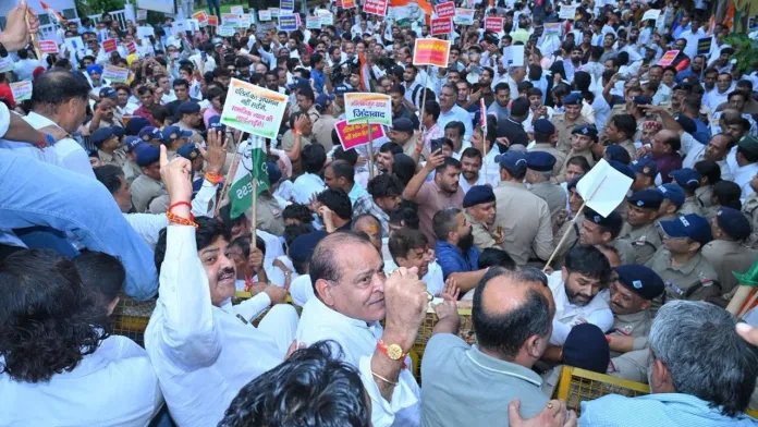 राहुल गांधी पर मुकदमें के खिलाफ कांग्रेस ने किया सचिवालय कूच, कई गिरफ्तारी राहुल गांधी पर मुकदमें के खिलाफ कांग्रेस ने किया सचिवालय कूच, कई गिरफ्तारी
